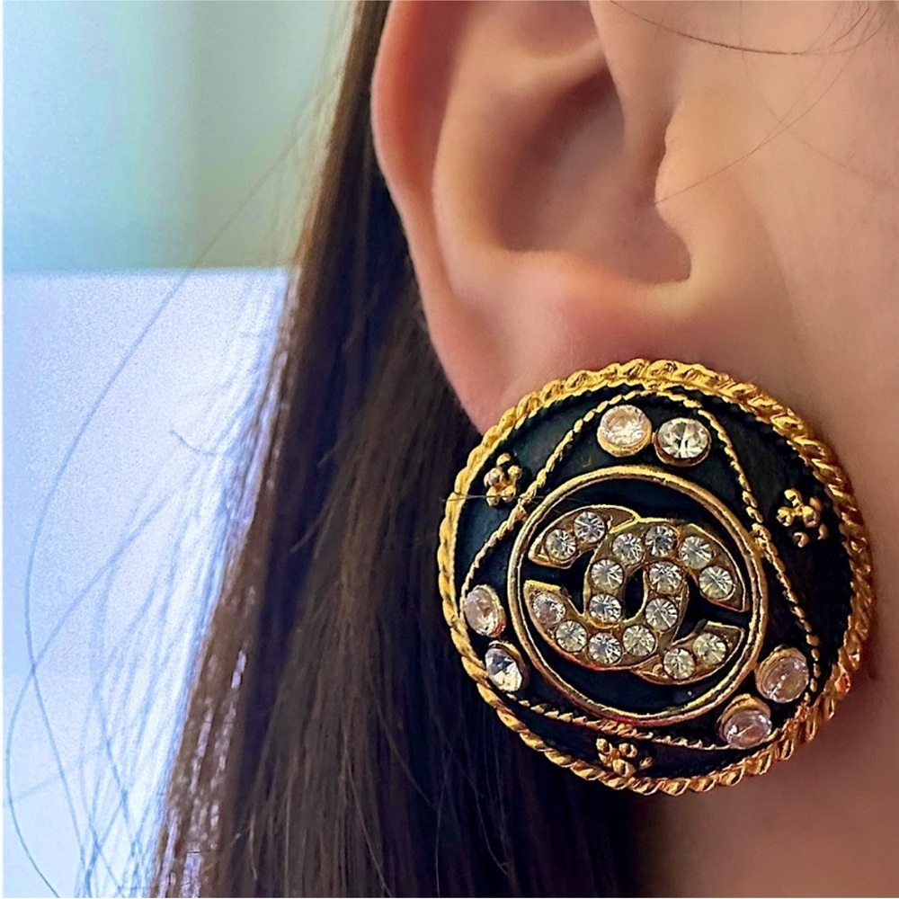 Rare ⚜️CHANEL vintage gold plated earrings ,crystal CC. #036